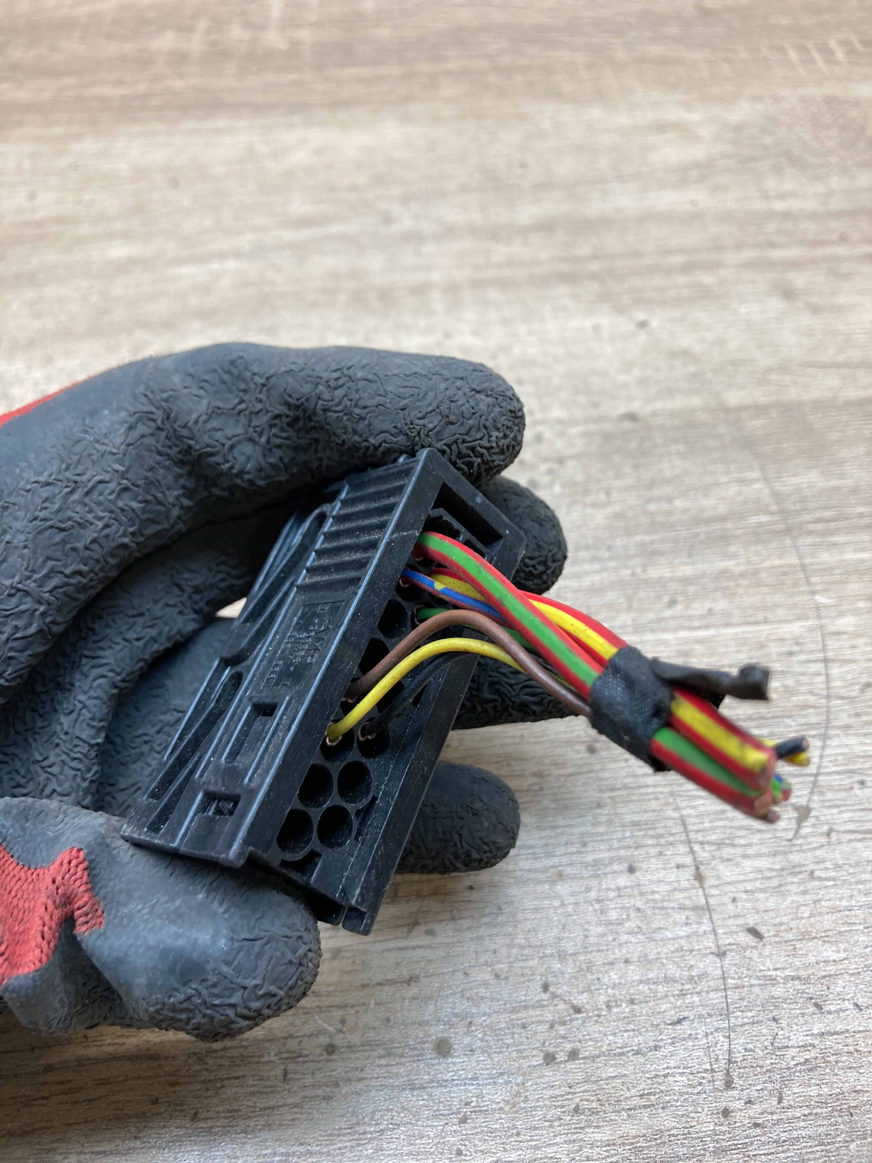 1382566 1 963558 1 BMW 5 6 Series Connector Plug Unit Computer 