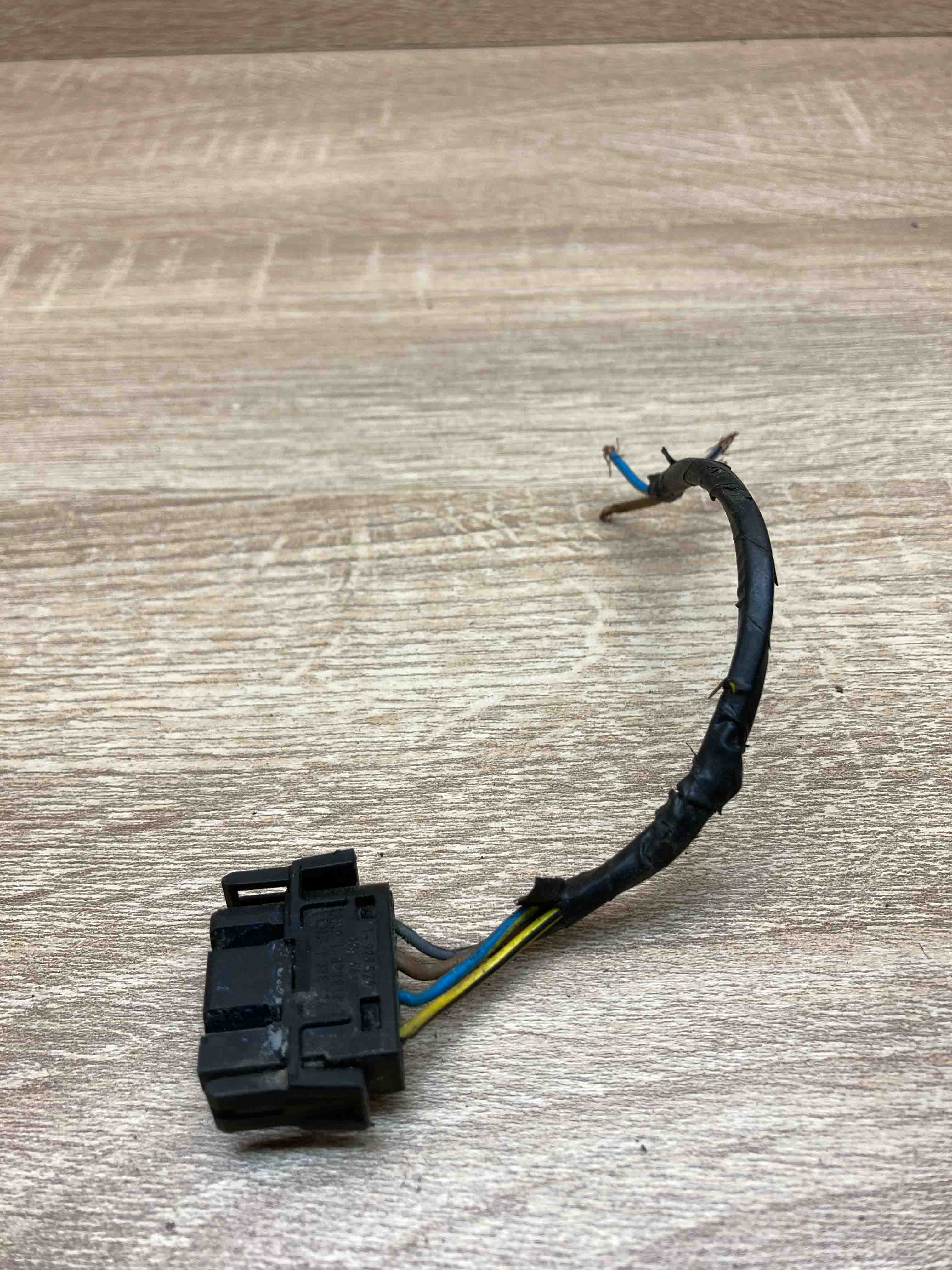 1378134 1 929529 BMW 7 Series E38 Connector Plug Unit Computer 