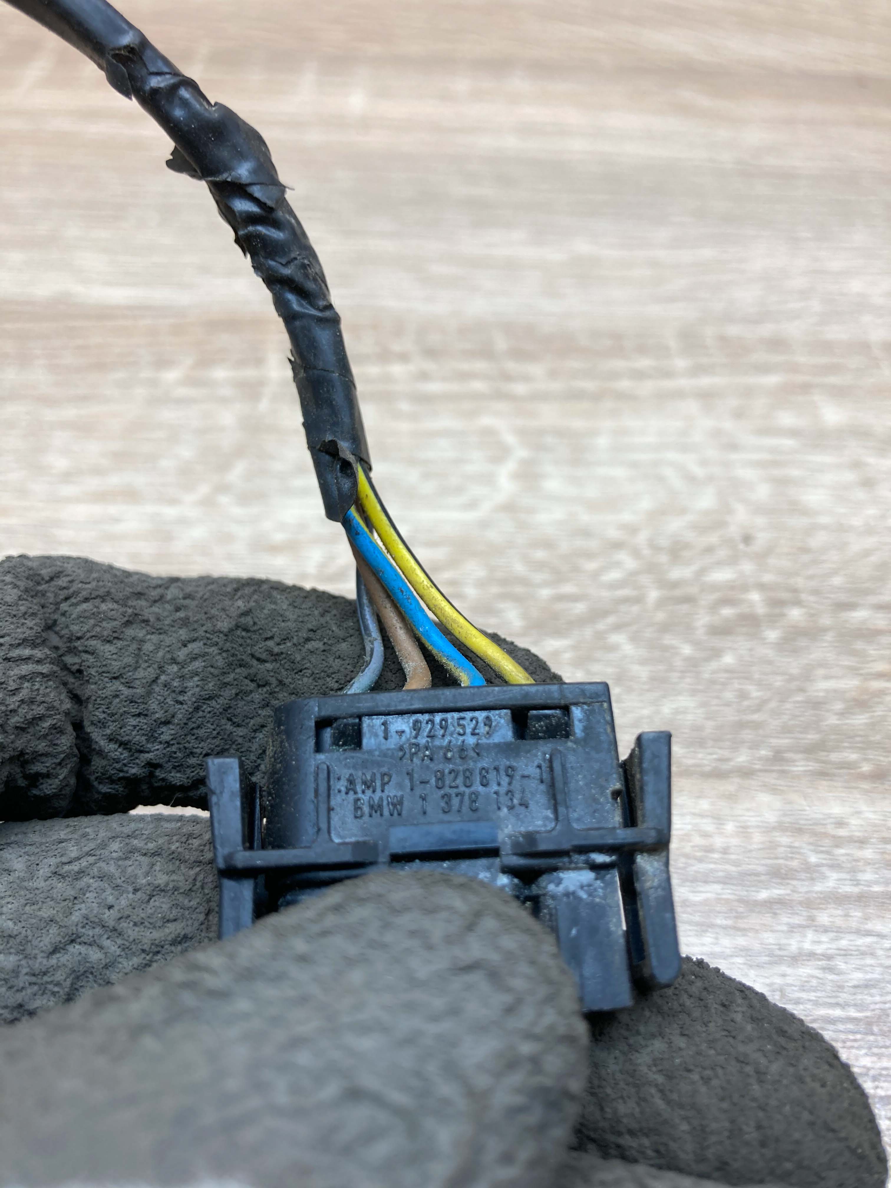 1378134 1 929529 BMW 7 Series E38 Connector Plug Unit Computer 
